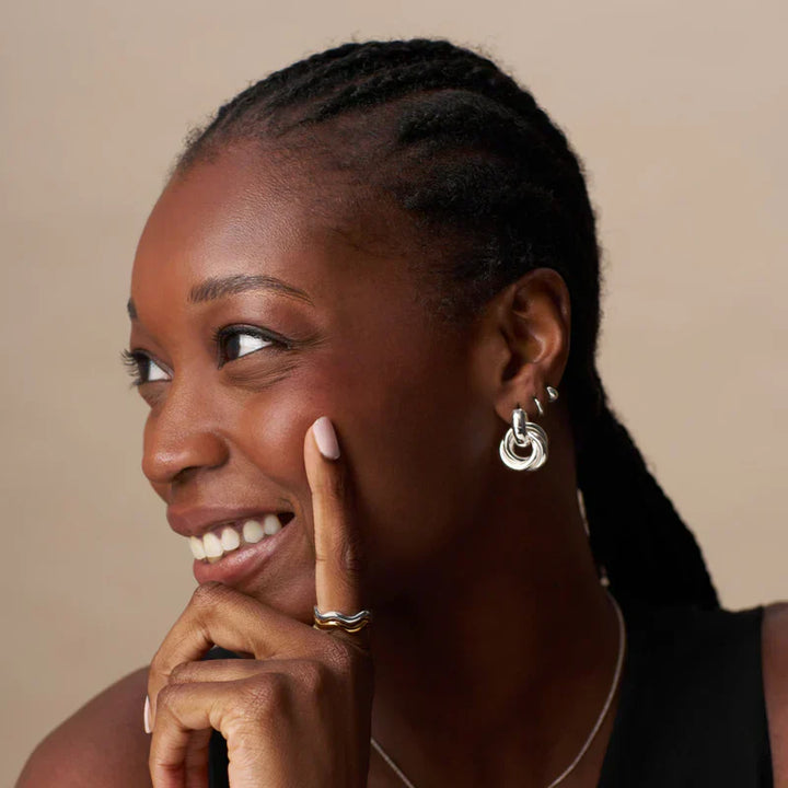 Brincos interligados de afirmação | Ouro branco