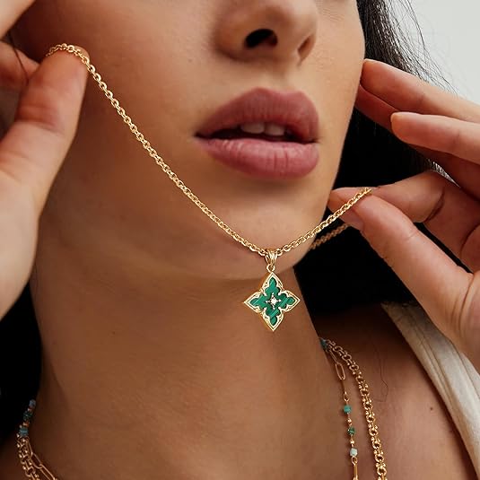 Colar com pingente de trevo de esmeralda | Ouro