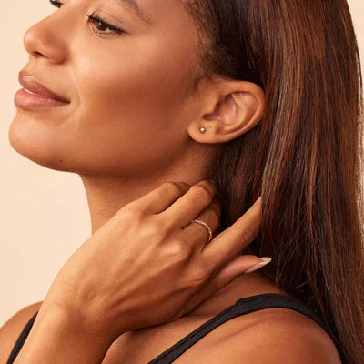 Brincos de bolinhas douradas