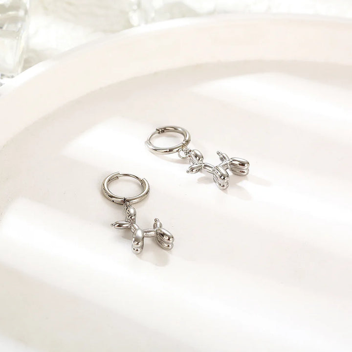 Brincos de Cão Balão em Miniatura – Argolas Douradas com Charme de Cão Divertido