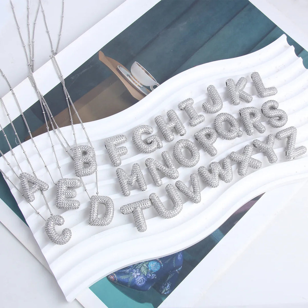 Conjunto de correntes com iniciais em letras-bolha | ouro branco