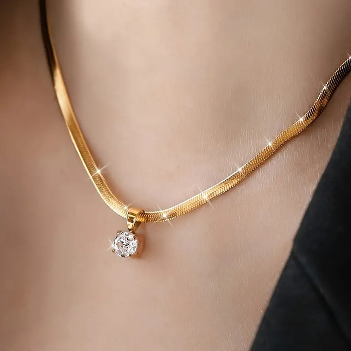 Colar elegante de strass com pendente | Dourado